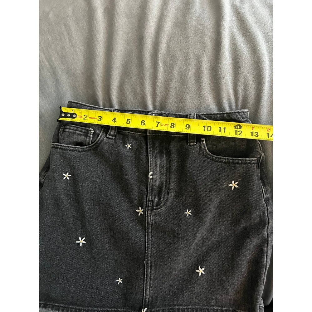 PacSun Black Daisy Embroidered Denim Mini Skirt 25 Floral Cotton Raw Hem - Picture 4 of 9
